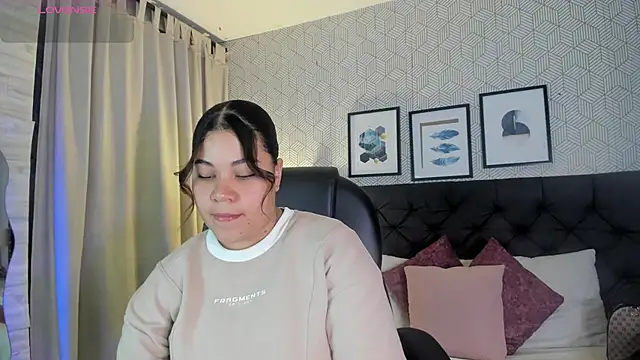 Snapshot of sophie__blare chatting on July 7, 6:55 pm sophie blare online show from July 7, 6:55 pm