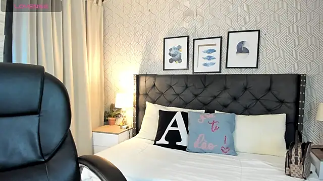 Snapshot of sophie__blare chatting on April 23, 7:15 pm sophie blare online show from April 23, 7:15 pm
