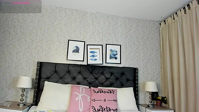 Snapshot of sophie__blare chatting on May 19, 7:32 pm sophie blare online show from May 19, 7:32 pm