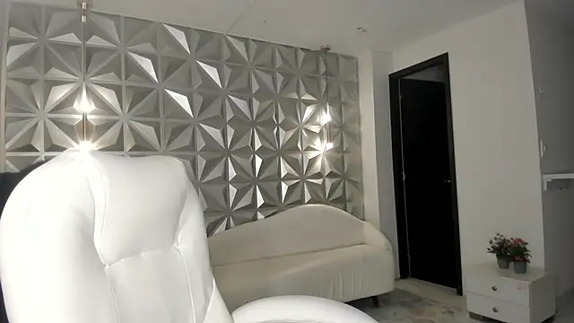 zoerouse  online show from December 3, 8:30 pm