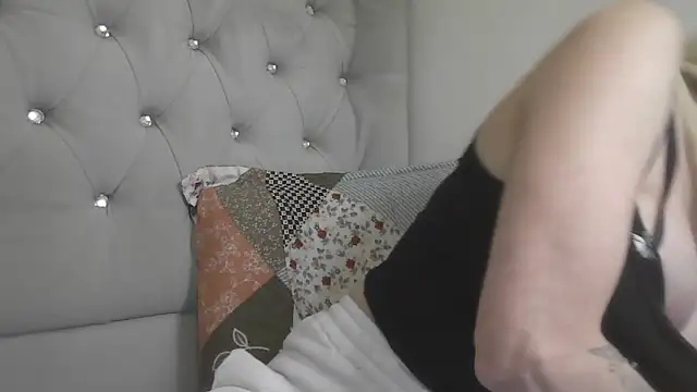 Snapshot of flirty_babe_x chatting on April 22, 7:20 pm flirty babe x online show from April 22, 7:20 pm