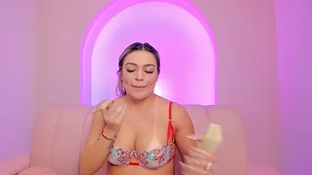 Snapshot of milaowens chatting on May 15, 1:20 pm milaowens online show from May 15, 1:20 pm