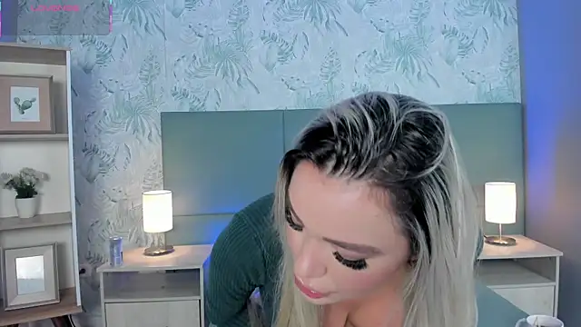 milaowens online show from December 15, 12:11 pm