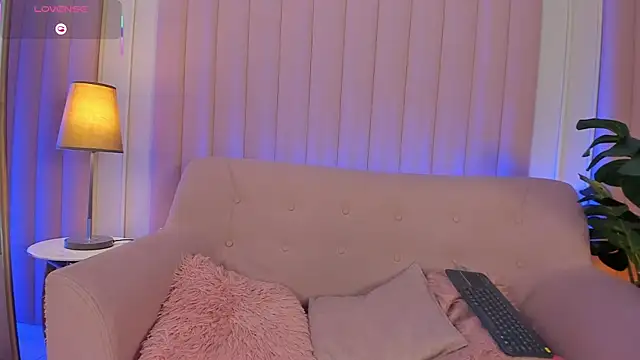 milaowens online show from December 19, 12:18 pm