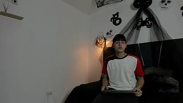 Snapshot of zeusapollofuck chatting on October 15, 8:39 pm zeusapollofuck online show from October 15, 8:39 pm