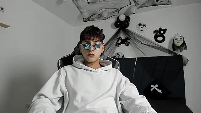 Snapshot of zeusapollofuck chatting on October 16, 10:18 pm zeusapollofuck online show from October 16, 10:18 pm