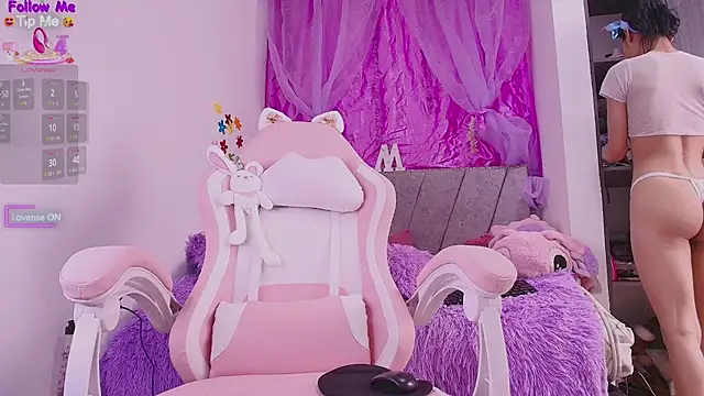 Snapshot of MeganRouss74 chatting on November 14, 6:33 pm MeganRouss74 online show from November 14, 6:33 pm