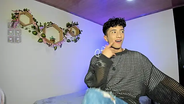 mhatias  online show from December 23, 3:50 am