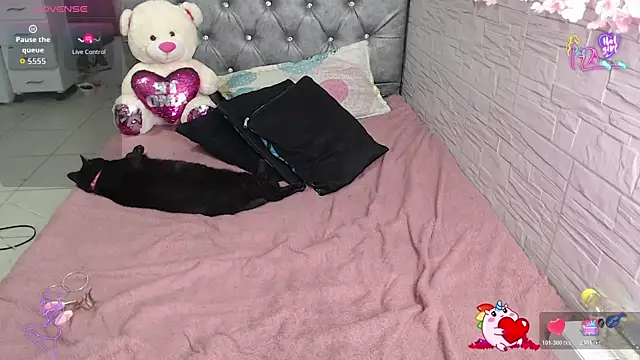 Snapshot of EmilyCoy_ chatting on July 7, 7:34 am EmilyCoy online show from July 7, 7:34 am