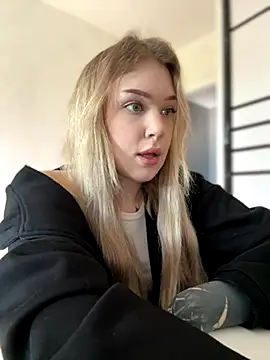 Snapshot of elliss_ chatting on October 1, 8:08 am elliss  online show from October 1, 8:08 am