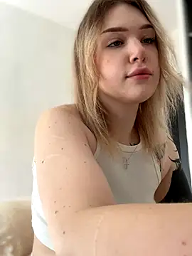 Snapshot of elliss_ chatting on October 8, 7:21 am elliss  online show from October 8, 7:21 am