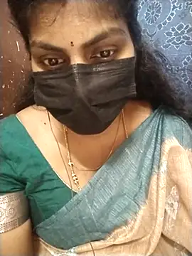 Snapshot of Nithiila chatting on October 28, 7:18 am Nithiila online show from October 28, 7:18 am