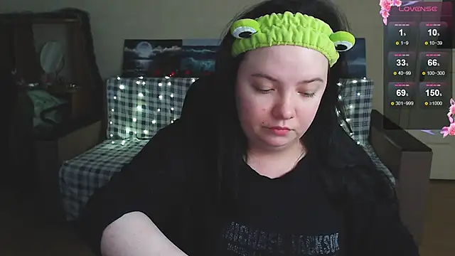 EmillyBones online show from December 21, 8:42 pm