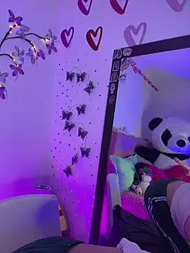 LindaWz  online show from April 12, 7:55 am