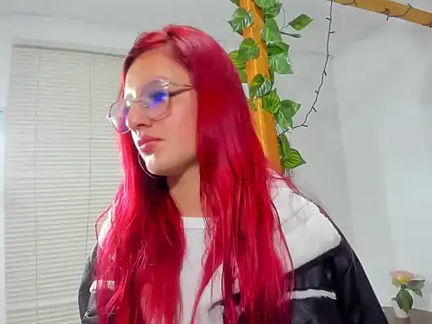 Snapshot of Vaiiolett_ chatting on November 25, 12:27 pm Vaiiolett online show from November 25, 12:27 pm