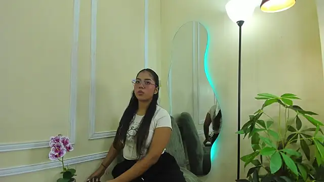 keila hott20 online show from September 11, 12:38 pm