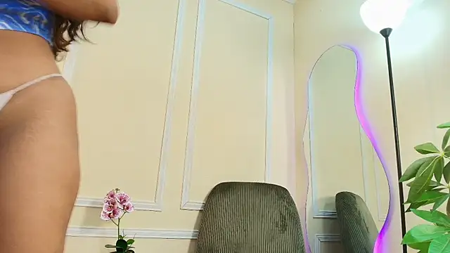 keila hott20 online show from October 11, 12:39 pm