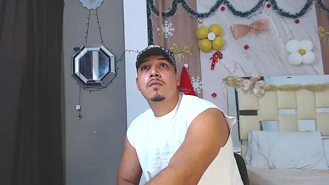 Snapshot of taylor_collins_ chatting on December 15, 11:10 pm taylor collins online show from December 15, 11:10 pm