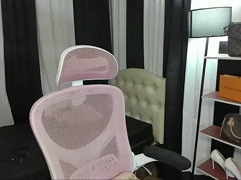 Seductive Margaux online show from November 7, 7:07 pm