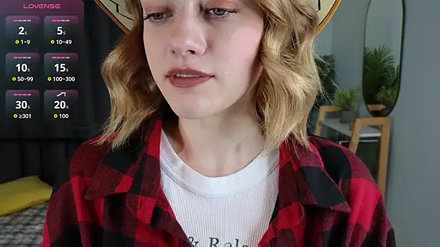 HollieCollelo online show from November 2, 3:11 am