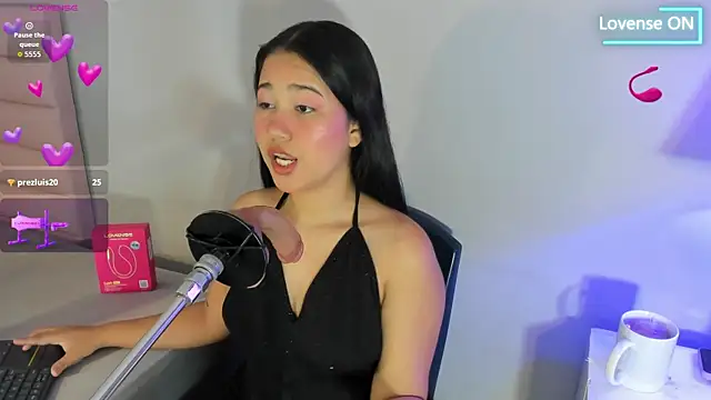 emma clarke  online show from April 4, 3:35 am