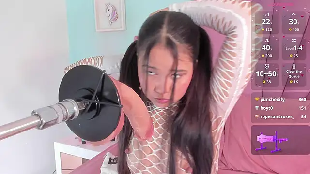 Snapshot of emma_clarke_ chatting on November 21, 3:38 am emma clarke online show from November 21, 3:38 am