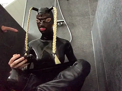 latexluisa online show from December 21, 12:29 pm