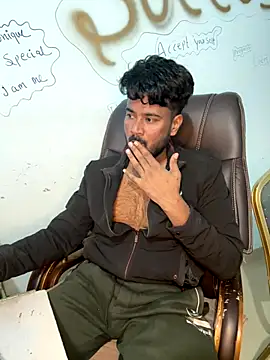 Snapshot of MeekBatgirl chatting on December 14, 11:49 am MeekBatgirl online show from December 14, 11:49 am