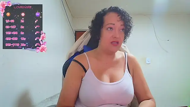 Snapshot of Miss_Oriana chatting on November 18, 6:44 pm Miss Oriana online show from November 18, 6:44 pm