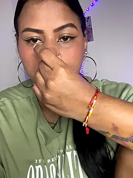 Snapshot of Michluxe_69 chatting on December 18, 10:24 pm Michluxe 69 online show from December 18, 10:24 pm