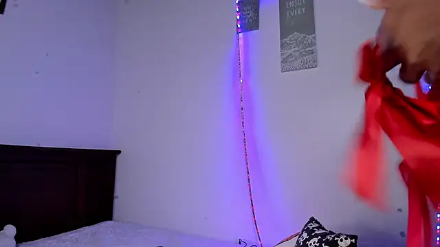 Snapshot of Michluxe_69 chatting on November 11, 1:44 am Michluxe 69 online show from November 11, 1:44 am