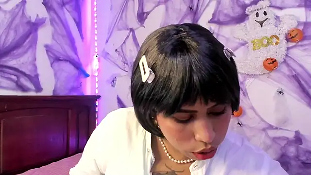 Snapshot of Michluxe_69 chatting on October 10, 11:49 pm Michluxe 69 online show from October 10, 11:49 pm