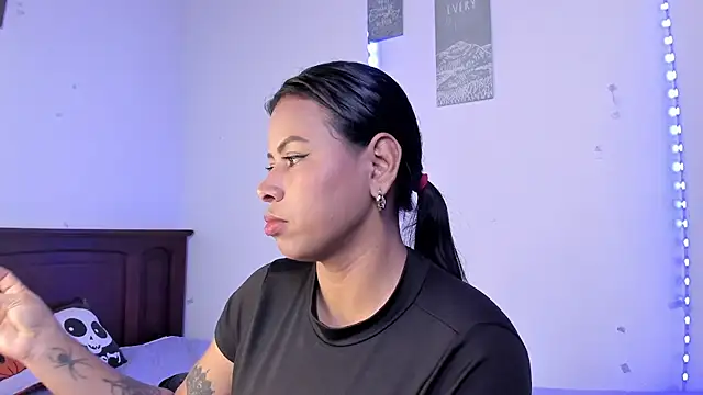 Snapshot of Michluxe_69 chatting on November 9, 2:04 am Michluxe 69 online show from November 9, 2:04 am