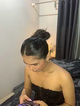 Snapshot of AngelHille chatting on November 18, 5:38 pm AngelHille online show from November 18, 5:38 pm