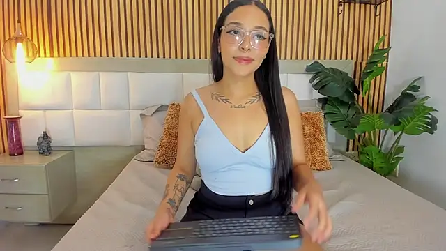 Snapshot of Roseaurora chatting on October 7, 12:28 pm Roseaurora online show from October 7, 12:28 pm
