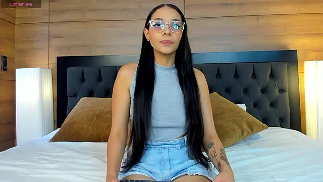 Roseaurora online show from March 29, 1:35 pm