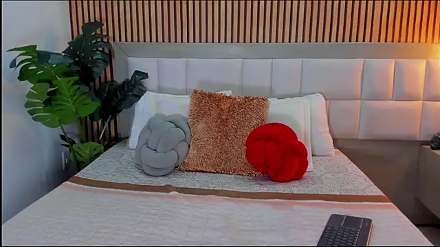 Roseaurora online show from February 28, 1:11 pm