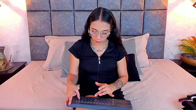 Snapshot of Roseaurora chatting on May 18, 10:42 am Roseaurora online show from May 18, 10:42 am