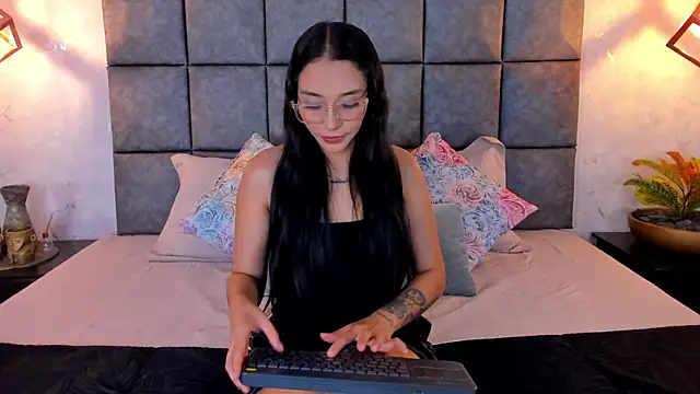 Snapshot of Roseaurora chatting on June 2, 10:37 am Roseaurora online show from June 2, 10:37 am