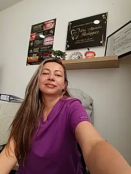 Snapshot of Madisson-04_ chatting on June 20, 4:01 pm Madisson-04 online show from June 20, 4:01 pm