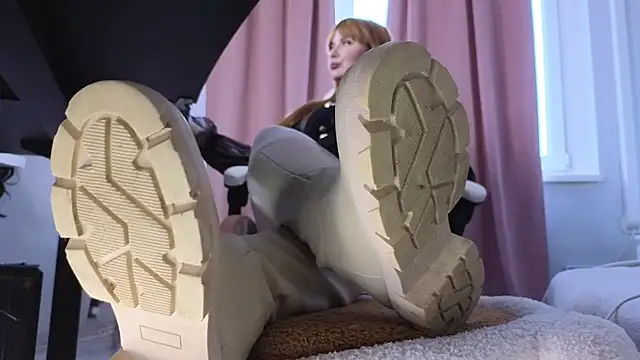 Snapshot of CruelSiren chatting on February 7, 8:00 am CruelSiren online show from February 7, 8:00 am