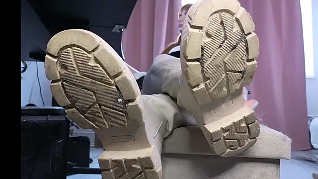 Snapshot of CruelSiren chatting on March 2, 9:27 am CruelSiren online show from March 2, 9:27 am