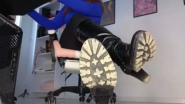 Snapshot of CruelSiren chatting on March 22, 9:00 am CruelSiren online show from March 22, 9:00 am