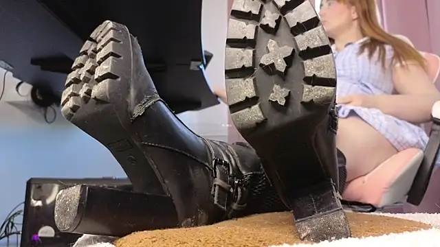 Snapshot of CruelSiren chatting on February 13, 8:03 am CruelSiren online show from February 13, 8:03 am