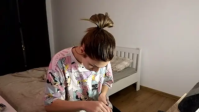 crystalxx18 online show from November 28, 3:39 am