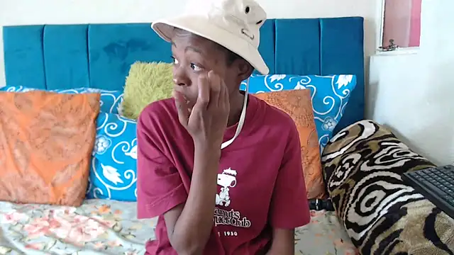 Snapshot of SweetSlenderChoc chatting on May 3, 12:42 pm SweetSlenderChoc online show from May 3, 12:42 pm