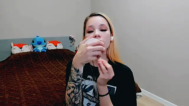 Snapshot of Kitten_Alissa chatting on October 9, 6:41 pm Kitten Alissa online show from October 9, 6:41 pm