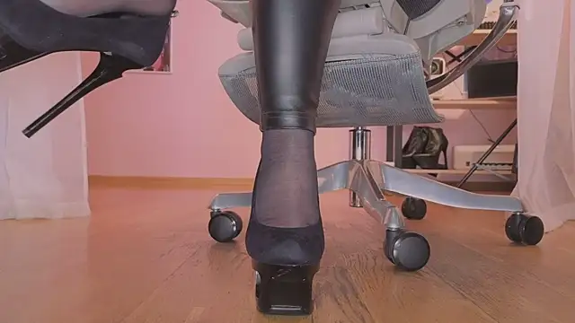 Snapshot of Jolie_Orchid chatting on February 18, 12:23 pm Jolie Orchid online show from February 18, 12:23 pm