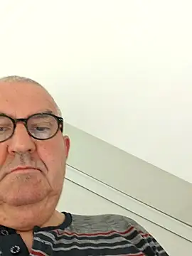 Oldmenhot66 online show from April 19, 3:29 am