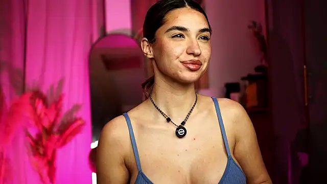 ItalianGirl online show from April 15, 7:58 pm